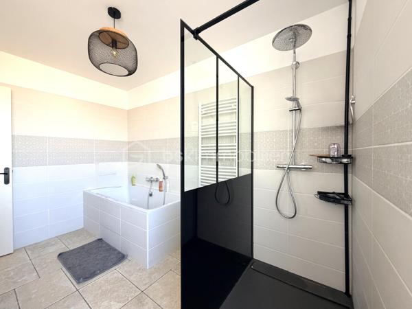EXCLUSIVITÉ Tours Centre – Le charme de l'ancien, entièrement rénové !

Idéalement située en plein cœur de Tours, cette maison de ville allie le cachet de l'ancien au confort d'une rénovation soignée.

Au rez-de-chaussée, vous découvrirez une entrée avec rangements et WC, ainsi qu'une belle pièce de vie lumineuse avec cuisine ouverte, aménagée et équipée.

Le 1er étage accueille une grande chambre avec une spacieuse salle d'eau comprenant douche, baignoire et wc. Au 2ᵉ étage, vous trouverez deux chambres et un espace bureau. Enfin, le dernier niveau offre une quatrième chambre.

À l'extérieur, profitez d'une agréable terrasse intimiste, d'un garage et d'un sous-sol avec cave.

Une maison clé en main, fonctionnelle et pleine de charme, idéale pour les amoureux de l'ancien rénové.