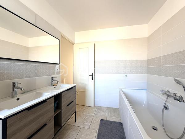 EXCLUSIVITÉ Tours Centre – Le charme de l'ancien, entièrement rénové !

Idéalement située en plein cœur de Tours, cette maison de ville allie le cachet de l'ancien au confort d'une rénovation soignée.

Au rez-de-chaussée, vous découvrirez une entrée avec rangements et WC, ainsi qu'une belle pièce de vie lumineuse avec cuisine ouverte, aménagée et équipée.

Le 1er étage accueille une grande chambre avec une spacieuse salle d'eau comprenant douche, baignoire et wc. Au 2ᵉ étage, vous trouverez deux chambres et un espace bureau. Enfin, le dernier niveau offre une quatrième chambre.

À l'extérieur, profitez d'une agréable terrasse intimiste, d'un garage et d'un sous-sol avec cave.

Une maison clé en main, fonctionnelle et pleine de charme, idéale pour les amoureux de l'ancien rénové.