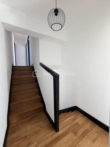 EXCLUSIVITÉ Tours Centre – Le charme de l'ancien, entièrement rénové !

Idéalement située en plein cœur de Tours, cette maison de ville allie le cachet de l'ancien au confort d'une rénovation soignée.

Au rez-de-chaussée, vous découvrirez une entrée avec rangements et WC, ainsi qu'une belle pièce de vie lumineuse avec cuisine ouverte, aménagée et équipée.

Le 1er étage accueille une grande chambre avec une spacieuse salle d'eau comprenant douche, baignoire et wc. Au 2ᵉ étage, vous trouverez deux chambres et un espace bureau. Enfin, le dernier niveau offre une quatrième chambre.

À l'extérieur, profitez d'une agréable terrasse intimiste, d'un garage et d'un sous-sol avec cave.

Une maison clé en main, fonctionnelle et pleine de charme, idéale pour les amoureux de l'ancien rénové.