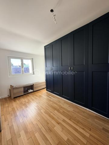 EXCLUSIVITÉ Tours Centre – Le charme de l'ancien, entièrement rénové !

Idéalement située en plein cœur de Tours, cette maison de ville allie le cachet de l'ancien au confort d'une rénovation soignée.

Au rez-de-chaussée, vous découvrirez une entrée avec rangements et WC, ainsi qu'une belle pièce de vie lumineuse avec cuisine ouverte, aménagée et équipée.

Le 1er étage accueille une grande chambre avec une spacieuse salle d'eau comprenant douche, baignoire et wc. Au 2ᵉ étage, vous trouverez deux chambres et un espace bureau. Enfin, le dernier niveau offre une quatrième chambre.

À l'extérieur, profitez d'une agréable terrasse intimiste, d'un garage et d'un sous-sol avec cave.

Une maison clé en main, fonctionnelle et pleine de charme, idéale pour les amoureux de l'ancien rénové.
