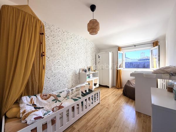 EXCLUSIVITÉ Tours Centre – Le charme de l'ancien, entièrement rénové !

Idéalement située en plein cœur de Tours, cette maison de ville allie le cachet de l'ancien au confort d'une rénovation soignée.

Au rez-de-chaussée, vous découvrirez une entrée avec rangements et WC, ainsi qu'une belle pièce de vie lumineuse avec cuisine ouverte, aménagée et équipée.

Le 1er étage accueille une grande chambre avec une spacieuse salle d'eau comprenant douche, baignoire et wc. Au 2ᵉ étage, vous trouverez deux chambres et un espace bureau. Enfin, le dernier niveau offre une quatrième chambre.

À l'extérieur, profitez d'une agréable terrasse intimiste, d'un garage et d'un sous-sol avec cave.

Une maison clé en main, fonctionnelle et pleine de charme, idéale pour les amoureux de l'ancien rénové.