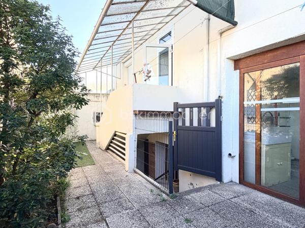 EXCLUSIVITÉ Tours Centre – Le charme de l'ancien, entièrement rénové !

Idéalement située en plein cœur de Tours, cette maison de ville allie le cachet de l'ancien au confort d'une rénovation soignée.

Au rez-de-chaussée, vous découvrirez une entrée avec rangements et WC, ainsi qu'une belle pièce de vie lumineuse avec cuisine ouverte, aménagée et équipée.

Le 1er étage accueille une grande chambre avec une spacieuse salle d'eau comprenant douche, baignoire et wc. Au 2ᵉ étage, vous trouverez deux chambres et un espace bureau. Enfin, le dernier niveau offre une quatrième chambre.

À l'extérieur, profitez d'une agréable terrasse intimiste, d'un garage et d'un sous-sol avec cave.

Une maison clé en main, fonctionnelle et pleine de charme, idéale pour les amoureux de l'ancien rénové.