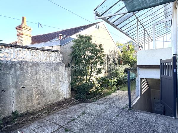 EXCLUSIVITÉ Tours Centre – Le charme de l'ancien, entièrement rénové !

Idéalement située en plein cœur de Tours, cette maison de ville allie le cachet de l'ancien au confort d'une rénovation soignée.

Au rez-de-chaussée, vous découvrirez une entrée avec rangements et WC, ainsi qu'une belle pièce de vie lumineuse avec cuisine ouverte, aménagée et équipée.

Le 1er étage accueille une grande chambre avec une spacieuse salle d'eau comprenant douche, baignoire et wc. Au 2ᵉ étage, vous trouverez deux chambres et un espace bureau. Enfin, le dernier niveau offre une quatrième chambre.

À l'extérieur, profitez d'une agréable terrasse intimiste, d'un garage et d'un sous-sol avec cave.

Une maison clé en main, fonctionnelle et pleine de charme, idéale pour les amoureux de l'ancien rénové.