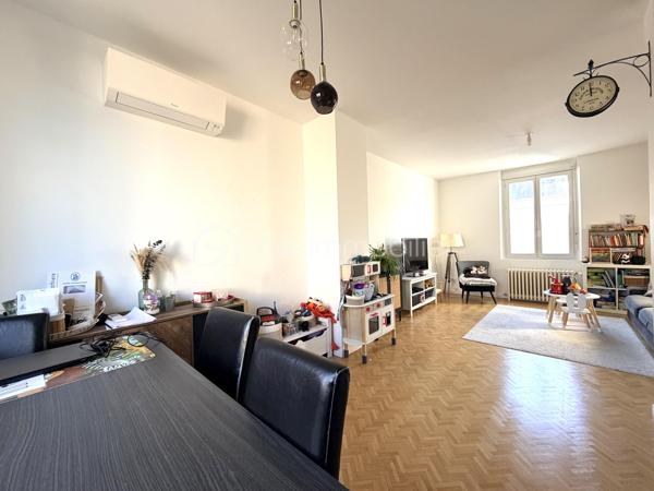 EXCLUSIVITÉ Tours Centre – Le charme de l'ancien, entièrement rénové !

Idéalement située en plein cœur de Tours, cette maison de ville allie le cachet de l'ancien au confort d'une rénovation soignée.

Au rez-de-chaussée, vous découvrirez une entrée avec rangements et WC, ainsi qu'une belle pièce de vie lumineuse avec cuisine ouverte, aménagée et équipée.

Le 1er étage accueille une grande chambre avec une spacieuse salle d'eau comprenant douche, baignoire et wc. Au 2ᵉ étage, vous trouverez deux chambres et un espace bureau. Enfin, le dernier niveau offre une quatrième chambre.

À l'extérieur, profitez d'une agréable terrasse intimiste, d'un garage et d'un sous-sol avec cave.

Une maison clé en main, fonctionnelle et pleine de charme, idéale pour les amoureux de l'ancien rénové.