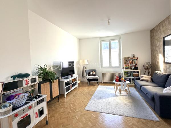 EXCLUSIVITÉ Tours Centre – Le charme de l'ancien, entièrement rénové !

Idéalement située en plein cœur de Tours, cette maison de ville allie le cachet de l'ancien au confort d'une rénovation soignée.

Au rez-de-chaussée, vous découvrirez une entrée avec rangements et WC, ainsi qu'une belle pièce de vie lumineuse avec cuisine ouverte, aménagée et équipée.

Le 1er étage accueille une grande chambre avec une spacieuse salle d'eau comprenant douche, baignoire et wc. Au 2ᵉ étage, vous trouverez deux chambres et un espace bureau. Enfin, le dernier niveau offre une quatrième chambre.

À l'extérieur, profitez d'une agréable terrasse intimiste, d'un garage et d'un sous-sol avec cave.

Une maison clé en main, fonctionnelle et pleine de charme, idéale pour les amoureux de l'ancien rénové.