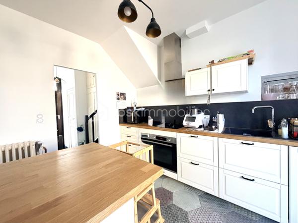 EXCLUSIVITÉ Tours Centre – Le charme de l'ancien, entièrement rénové !

Idéalement située en plein cœur de Tours, cette maison de ville allie le cachet de l'ancien au confort d'une rénovation soignée.

Au rez-de-chaussée, vous découvrirez une entrée avec rangements et WC, ainsi qu'une belle pièce de vie lumineuse avec cuisine ouverte, aménagée et équipée.

Le 1er étage accueille une grande chambre avec une spacieuse salle d'eau comprenant douche, baignoire et wc. Au 2ᵉ étage, vous trouverez deux chambres et un espace bureau. Enfin, le dernier niveau offre une quatrième chambre.

À l'extérieur, profitez d'une agréable terrasse intimiste, d'un garage et d'un sous-sol avec cave.

Une maison clé en main, fonctionnelle et pleine de charme, idéale pour les amoureux de l'ancien rénové.