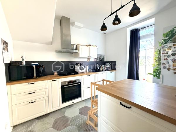 EXCLUSIVITÉ Tours Centre – Le charme de l'ancien, entièrement rénové !

Idéalement située en plein cœur de Tours, cette maison de ville allie le cachet de l'ancien au confort d'une rénovation soignée.

Au rez-de-chaussée, vous découvrirez une entrée avec rangements et WC, ainsi qu'une belle pièce de vie lumineuse avec cuisine ouverte, aménagée et équipée.

Le 1er étage accueille une grande chambre avec une spacieuse salle d'eau comprenant douche, baignoire et wc. Au 2ᵉ étage, vous trouverez deux chambres et un espace bureau. Enfin, le dernier niveau offre une quatrième chambre.

À l'extérieur, profitez d'une agréable terrasse intimiste, d'un garage et d'un sous-sol avec cave.

Une maison clé en main, fonctionnelle et pleine de charme, idéale pour les amoureux de l'ancien rénové.