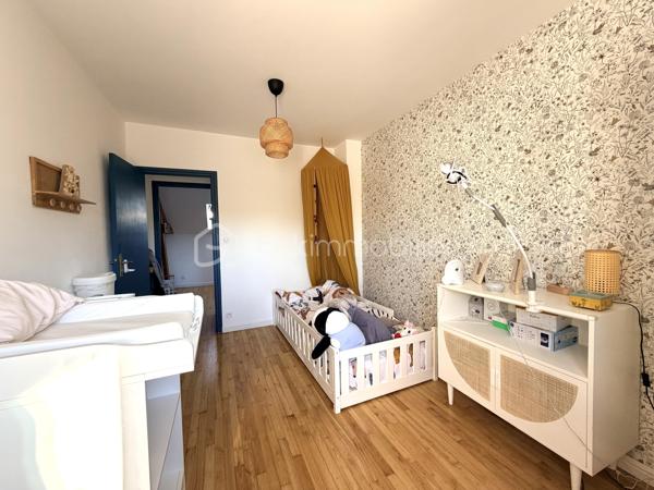 EXCLUSIVITÉ Tours Centre – Le charme de l'ancien, entièrement rénové !

Idéalement située en plein cœur de Tours, cette maison de ville allie le cachet de l'ancien au confort d'une rénovation soignée.

Au rez-de-chaussée, vous découvrirez une entrée avec rangements et WC, ainsi qu'une belle pièce de vie lumineuse avec cuisine ouverte, aménagée et équipée.

Le 1er étage accueille une grande chambre avec une spacieuse salle d'eau comprenant douche, baignoire et wc. Au 2ᵉ étage, vous trouverez deux chambres et un espace bureau. Enfin, le dernier niveau offre une quatrième chambre.

À l'extérieur, profitez d'une agréable terrasse intimiste, d'un garage et d'un sous-sol avec cave.

Une maison clé en main, fonctionnelle et pleine de charme, idéale pour les amoureux de l'ancien rénové.