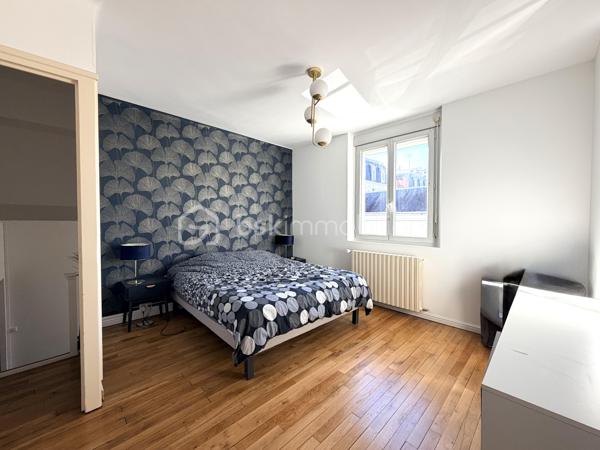 EXCLUSIVITÉ Tours Centre – Le charme de l'ancien, entièrement rénové !

Idéalement située en plein cœur de Tours, cette maison de ville allie le cachet de l'ancien au confort d'une rénovation soignée.

Au rez-de-chaussée, vous découvrirez une entrée avec rangements et WC, ainsi qu'une belle pièce de vie lumineuse avec cuisine ouverte, aménagée et équipée.

Le 1er étage accueille une grande chambre avec une spacieuse salle d'eau comprenant douche, baignoire et wc. Au 2ᵉ étage, vous trouverez deux chambres et un espace bureau. Enfin, le dernier niveau offre une quatrième chambre.

À l'extérieur, profitez d'une agréable terrasse intimiste, d'un garage et d'un sous-sol avec cave.

Une maison clé en main, fonctionnelle et pleine de charme, idéale pour les amoureux de l'ancien rénové.