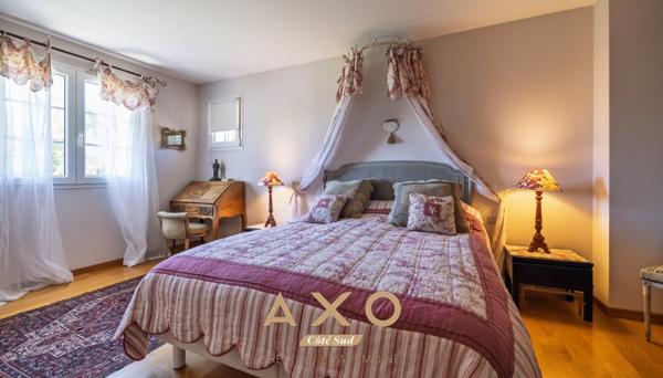 MEYRARGUES - MAISON - DEPENDANCE - TERRAIN 4 250 M2 -  PISCINE - GARAGES - 1 150 000