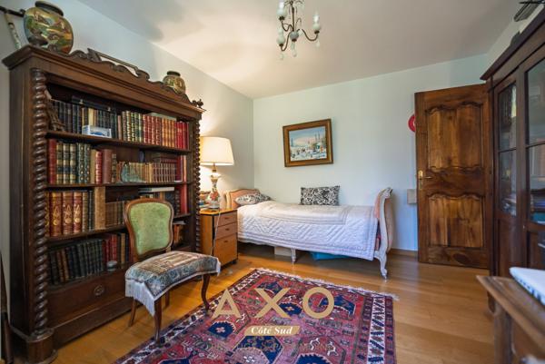 MEYRARGUES - MAISON - DEPENDANCE - TERRAIN 4 250 M2 -  PISCINE - GARAGES - 1 150 000