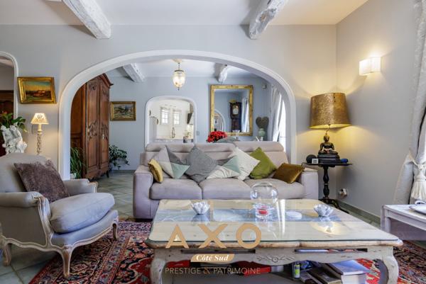 MEYRARGUES - MAISON - DEPENDANCE - TERRAIN 4 250 M2 -  PISCINE - GARAGES - 1 150 000