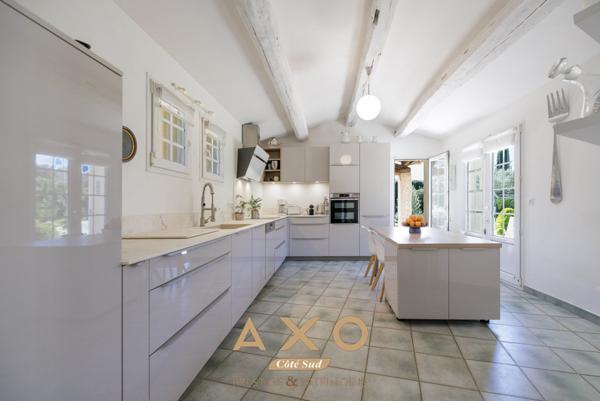 MEYRARGUES - MAISON - DEPENDANCE - TERRAIN 4 250 M2 -  PISCINE - GARAGES - 1 150 000