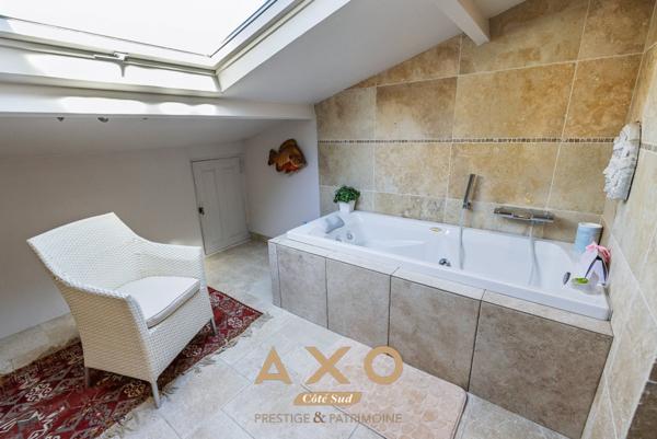 MEYRARGUES - MAISON - DEPENDANCE - TERRAIN 4 250 M2 -  PISCINE - GARAGES - 1 150 000