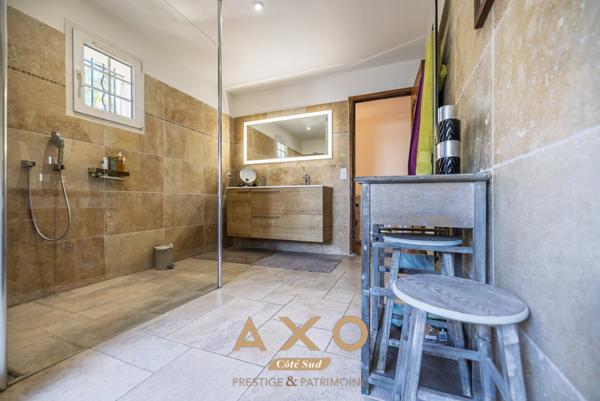 MEYRARGUES - MAISON - DEPENDANCE - TERRAIN 4 250 M2 -  PISCINE - GARAGES - 1 150 000