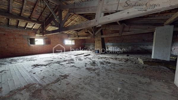 Située dans le cadre bucolique et recherché de SAINT ORENS DE GAMEVILLE, jouxtant Quint-Fonsegrives, cette ancienne métairie promet un projet de transformation des plus captivants. Profitant d'une localisation exceptionnelle sur les hauteurs de Saint-Orens, à deux pas du des commerces, des établissements scolaires et de toutes les commodités, cette propriété se distingue par son potentiel de rénovation et d'aménagement. 

Un permis d'aménager pour la création de deux maisons de type 4 a déjà été octroyé, vous offrant ainsi la possibilité de concrétiser un projet de développement immobilier. Ce bien se présente avec un espace ouvert de 120 m² au rez-de-chaussée, caractérisé par une impressionnante hauteur sous plafond de plus de 3 mètres, et un étage d'environ 165 m², offrant une triple exposition et de multiples possibilités d'aménagement selon vos envies et projets. 

Le jardin, orienté plein Sud, est un havre de paix et de verdure, idéal pour profiter des journées ensoleillées. Ce bien, nécessitant des travaux de rénovation et d'assainissement, représente une occasion rare pour les investisseurs ou les particuliers à la recherche d'un projet de développement immobilier à fort potentiel dans une zone prisée de la périphérie toulousaine.

Visite virtuelle disponible et dossier complet sur demande.

Contactez Stéphanie Crozier au 07 78 78 81 99 votre conseiller immobilier spécialiste du secteur Toulousain, disponible 7j/7.