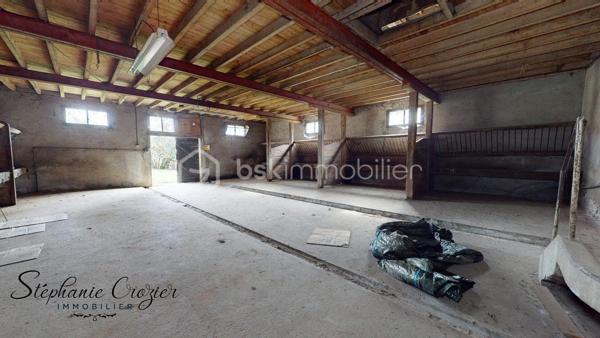 Située dans le cadre bucolique et recherché de SAINT ORENS DE GAMEVILLE, jouxtant Quint-Fonsegrives, cette ancienne métairie promet un projet de transformation des plus captivants. Profitant d'une localisation exceptionnelle sur les hauteurs de Saint-Orens, à deux pas du des commerces, des établissements scolaires et de toutes les commodités, cette propriété se distingue par son potentiel de rénovation et d'aménagement. 

Un permis d'aménager pour la création de deux maisons de type 4 a déjà été octroyé, vous offrant ainsi la possibilité de concrétiser un projet de développement immobilier. Ce bien se présente avec un espace ouvert de 120 m² au rez-de-chaussée, caractérisé par une impressionnante hauteur sous plafond de plus de 3 mètres, et un étage d'environ 165 m², offrant une triple exposition et de multiples possibilités d'aménagement selon vos envies et projets. 

Le jardin, orienté plein Sud, est un havre de paix et de verdure, idéal pour profiter des journées ensoleillées. Ce bien, nécessitant des travaux de rénovation et d'assainissement, représente une occasion rare pour les investisseurs ou les particuliers à la recherche d'un projet de développement immobilier à fort potentiel dans une zone prisée de la périphérie toulousaine.

Visite virtuelle disponible et dossier complet sur demande.

Contactez Stéphanie Crozier au 07 78 78 81 99 votre conseiller immobilier spécialiste du secteur Toulousain, disponible 7j/7.