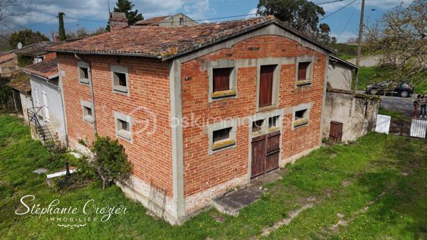 Située dans le cadre bucolique et recherché de SAINT ORENS DE GAMEVILLE, jouxtant Quint-Fonsegrives, cette ancienne métairie promet un projet de transformation des plus captivants. Profitant d'une localisation exceptionnelle sur les hauteurs de Saint-Orens, à deux pas du des commerces, des établissements scolaires et de toutes les commodités, cette propriété se distingue par son potentiel de rénovation et d'aménagement. 

Un permis d'aménager pour la création de deux maisons de type 4 a déjà été octroyé, vous offrant ainsi la possibilité de concrétiser un projet de développement immobilier. Ce bien se présente avec un espace ouvert de 120 m² au rez-de-chaussée, caractérisé par une impressionnante hauteur sous plafond de plus de 3 mètres, et un étage d'environ 165 m², offrant une triple exposition et de multiples possibilités d'aménagement selon vos envies et projets. 

Le jardin, orienté plein Sud, est un havre de paix et de verdure, idéal pour profiter des journées ensoleillées. Ce bien, nécessitant des travaux de rénovation et d'assainissement, représente une occasion rare pour les investisseurs ou les particuliers à la recherche d'un projet de développement immobilier à fort potentiel dans une zone prisée de la périphérie toulousaine.

Visite virtuelle disponible et dossier complet sur demande.

Contactez Stéphanie Crozier au 07 78 78 81 99 votre conseiller immobilier spécialiste du secteur Toulousain, disponible 7j/7.