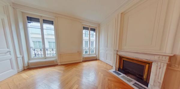 APPARTEMENT T3 A LOUER - LYON 2EME ARRONDISSEMENT La Bourse-Grenette 98.86 m 2 1 550 € charges comprises par mois