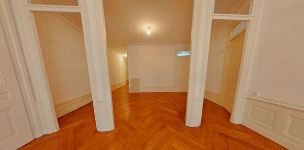 APPARTEMENT T3 A LOUER - LYON 2EME ARRONDISSEMENT La Bourse-Grenette 98.86 m 2 1 550 € charges comprises par mois
