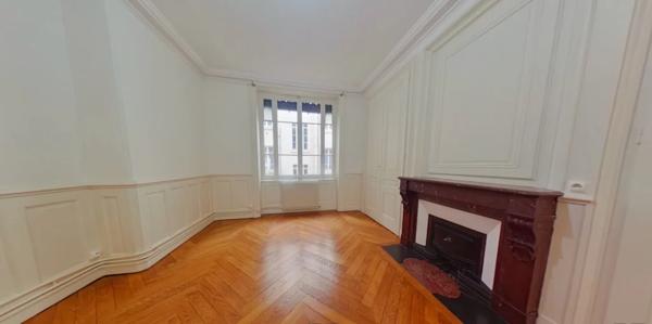APPARTEMENT T3 A LOUER - LYON 2EME ARRONDISSEMENT La Bourse-Grenette 98.86 m 2 1 550 € charges comprises par mois