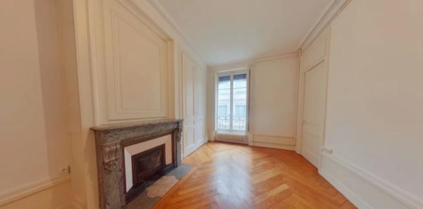 APPARTEMENT T3 A LOUER - LYON 2EME ARRONDISSEMENT La Bourse-Grenette 98.86 m 2 1 550 € charges comprises par mois
