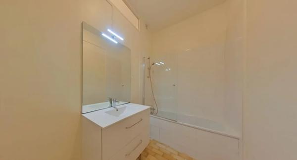 APPARTEMENT T3 A LOUER - LYON 2EME ARRONDISSEMENT La Bourse-Grenette 98.86 m 2 1 550 € charges comprises par mois