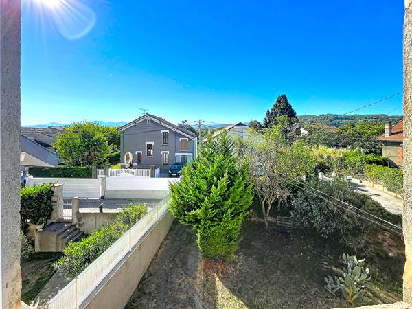 SUPERBE T2 AVEC VUE PYRÉNÉES DANS QUARTIER PRISÉ