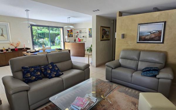 Maison à vendre    6 pièces • 220 m2 Caissargues