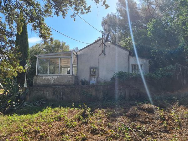 Maison Toulon de 2 pièces de 53.95 m² avec veranda de 14 m² et dépendances sur 659m² de terrain