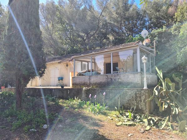 Maison Toulon de 2 pièces de 53.95 m² avec veranda de 14 m² et dépendances sur 659m² de terrain