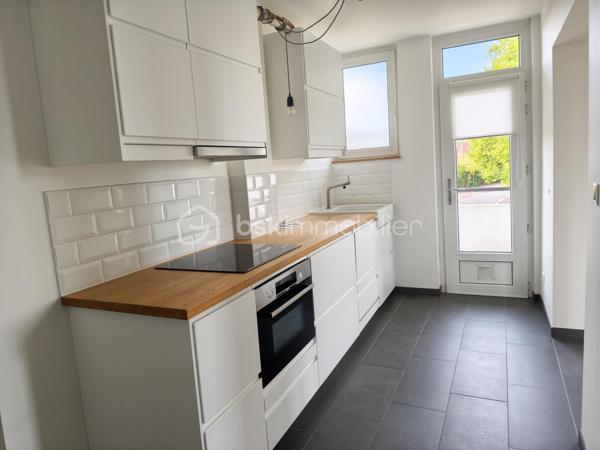Super appartement
Sur Lomme Lille 
Un appartement sans travaux 
2 balcons
Une pièce de vie très lumineuse
Une cuisine complétement équipé ouverte sur le salon 
2 belles chambres
Salle d'eau 
toilette séparer 
1 cave
2 greniers
1 place de parking
Immeuble en copropriété 600euros par trimestre 
Possibilité d'acheter un garage avec prise électrique pour recharger les voitures
Immeuble sécurisé par digicode et barrière  pour rentrer dans le parking
