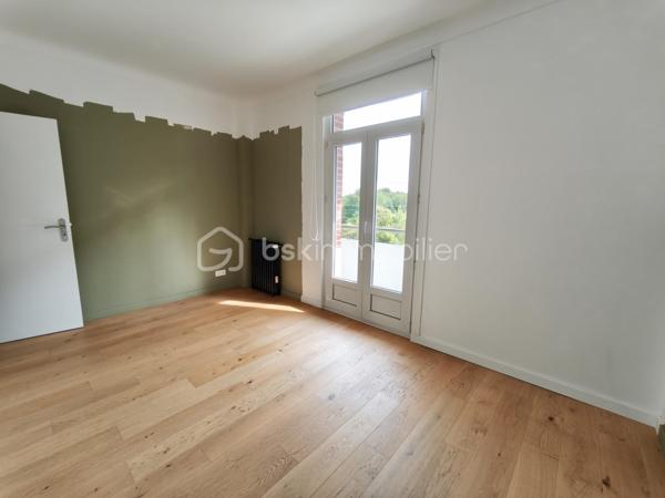 Super appartement
Sur Lomme Lille 
Un appartement sans travaux 
2 balcons
Une pièce de vie très lumineuse
Une cuisine complétement équipé ouverte sur le salon 
2 belles chambres
Salle d'eau 
toilette séparer 
1 cave
2 greniers
1 place de parking
Immeuble en copropriété 600euros par trimestre 
Possibilité d'acheter un garage avec prise électrique pour recharger les voitures
Immeuble sécurisé par digicode et barrière  pour rentrer dans le parking