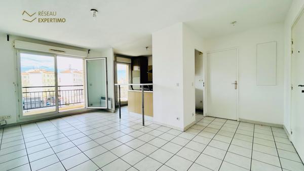 Marseille (13003) Appartement 3 Pièces avec Terrasse et Vue Dégagée sur Marseille, Idéal pour Investisseurs ou Familles