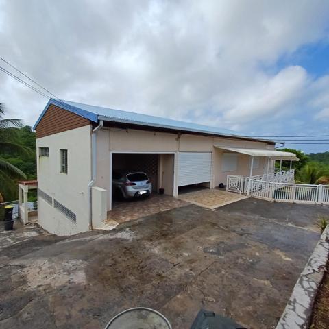 Grand villa fort potentiel.