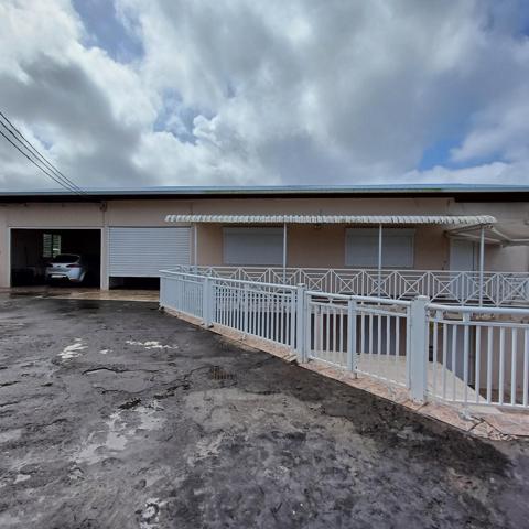 Grand villa fort potentiel.