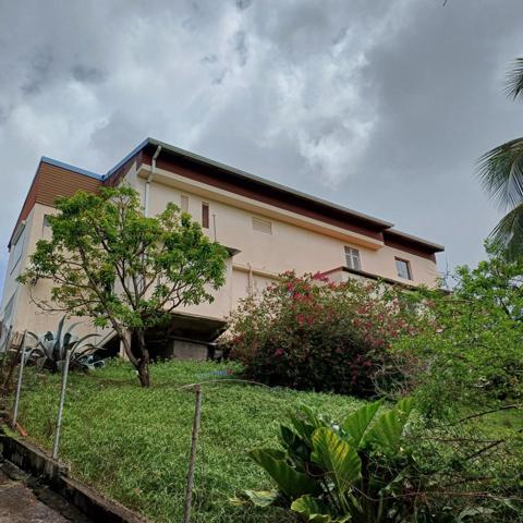 Grand villa fort potentiel.