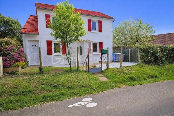 Entre Épernon et Maintenon — Maison rénovée avec vue panoramique sur un écrin de nature.

Dans un cadre privilégié, entre Épernon et Maintenon, découvrez cette ravissante maison entièrement rénovée il y a seulement un an, où chaque détail a été pensé pour offrir confort, sérénité et douceur de vivre.

Dès les premiers instants, le charme opère. Ici, le calme est absolu, l’environnement est préservé, et la vue s’ouvre magnifiquement sur la nature. Une vue panoramique, dégagée et apaisante, qui donne à ce lieu une atmosphère rare, presque confidentielle.

Implantée sur un terrain clos, arboré et paysager d’environ 403 m², sans aucun vis-à-vis et sans mitoyenneté, la maison bénéficie d’une situation particulièrement recherchée. Située dans une rue en sens unique, réservée aux riverains, avec un seul voisin, elle offre un véritable sentiment d’intimité et de tranquillité. Un havre de paix, idéal pour celles et ceux qui recherchent un cadre de vie paisible, tout en restant à proximité des commodités et des axes vers Paris.

D’une surface d’environ 62 m², la maison propose au rez-de-chaussée une superbe pièce de vie lumineuse de 28 m², chaleureuse et conviviale, avec une cuisine américaine neuve, aménagée et équipée avec îlot central. Les équipements de qualité, dont l’électroménager Bosch, apportent une touche moderne et soignée à l’ensemble.

Cet espace de vie s’ouvre directement sur une grande terrasse exposée sud-ouest, véritable prolongement de la maison. On imagine facilement les repas en extérieur, les moments de détente en fin de journée, ou les instants de convivialité face à cette magnifique perspective naturelle.

Un espace buanderie ainsi qu’un WC séparé avec lave-main complètent ce niveau.

À l’étage, l’espace nuit dessert deux chambres avec dressing, dont une belle chambre de 18 m², ainsi qu’une salle d’eau moderne avec douche à l’italienne, meuble vasque et WC. L’ensemble est harmonieux, actuel et parfaitement entretenu.

Une dépendance, un atelier de 7 m², un abri de jardin de 5 m² ainsi qu’un grenier de 30 m² apportent de précieux espaces complémentaires, avec un beau potentiel selon les besoins.

Autre atout essentiel : il est possible de stationner deux véhicules directement sur le terrain clos, un confort très appréciable au quotidien.

La maison a été rénovée du sol au plafond il y a un an : isolation complète des sols, murs et plafonds, électricité, menuiseries, cuisine, salle d’eau, peintures, ravalement extérieur… Aucun travaux à prévoir. Il ne reste plus qu’à poser ses valises.

Le bien bénéficie également d’un raccordement au tout-à-l’égout conforme, de la fibre installée et se situe hors zone inondable.

Cette maison clé en main séduira les acquéreurs en recherche d’un lieu paisible, lumineux, intime et parfaitement rénové. Un bien idéal pour les amoureux de nature, de calme et de confort moderne.

Entre charme, sérénité, vue panoramique dégagée et rénovation de qualité, cette maison offre une qualité de vie rare sur le secteur.

Un bien coup de cœur, à découvrir sans tarder. Une visite s’impose pour ressentir toute l’âme de ce lieu et apprécier pleinement sa vue splendide sur la nature.

Pour plus d’informations ou pour organiser une visite, contactez-moi dès maintenant au 06 77 53 90 16.