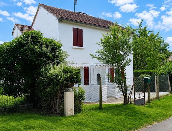Entre Épernon et Maintenon — Maison rénovée avec vue panoramique sur un écrin de nature.

Dans un cadre privilégié, entre Épernon et Maintenon, découvrez cette ravissante maison entièrement rénovée il y a seulement un an, où chaque détail a été pensé pour offrir confort, sérénité et douceur de vivre.

Dès les premiers instants, le charme opère. Ici, le calme est absolu, l’environnement est préservé, et la vue s’ouvre magnifiquement sur la nature. Une vue panoramique, dégagée et apaisante, qui donne à ce lieu une atmosphère rare, presque confidentielle.

Implantée sur un terrain clos, arboré et paysager d’environ 403 m², sans aucun vis-à-vis et sans mitoyenneté, la maison bénéficie d’une situation particulièrement recherchée. Située dans une rue en sens unique, réservée aux riverains, avec un seul voisin, elle offre un véritable sentiment d’intimité et de tranquillité. Un havre de paix, idéal pour celles et ceux qui recherchent un cadre de vie paisible, tout en restant à proximité des commodités et des axes vers Paris.

D’une surface d’environ 62 m², la maison propose au rez-de-chaussée une superbe pièce de vie lumineuse de 28 m², chaleureuse et conviviale, avec une cuisine américaine neuve, aménagée et équipée avec îlot central. Les équipements de qualité, dont l’électroménager Bosch, apportent une touche moderne et soignée à l’ensemble.

Cet espace de vie s’ouvre directement sur une grande terrasse exposée sud-ouest, véritable prolongement de la maison. On imagine facilement les repas en extérieur, les moments de détente en fin de journée, ou les instants de convivialité face à cette magnifique perspective naturelle.

Un espace buanderie ainsi qu’un WC séparé avec lave-main complètent ce niveau.

À l’étage, l’espace nuit dessert deux chambres avec dressing, dont une belle chambre de 18 m², ainsi qu’une salle d’eau moderne avec douche à l’italienne, meuble vasque et WC. L’ensemble est harmonieux, actuel et parfaitement entretenu.

Une dépendance, un atelier de 7 m², un abri de jardin de 5 m² ainsi qu’un grenier de 30 m² apportent de précieux espaces complémentaires, avec un beau potentiel selon les besoins.

Autre atout essentiel : il est possible de stationner deux véhicules directement sur le terrain clos, un confort très appréciable au quotidien.

La maison a été rénovée du sol au plafond il y a un an : isolation complète des sols, murs et plafonds, électricité, menuiseries, cuisine, salle d’eau, peintures, ravalement extérieur… Aucun travaux à prévoir. Il ne reste plus qu’à poser ses valises.

Le bien bénéficie également d’un raccordement au tout-à-l’égout conforme, de la fibre installée et se situe hors zone inondable.

Cette maison clé en main séduira les acquéreurs en recherche d’un lieu paisible, lumineux, intime et parfaitement rénové. Un bien idéal pour les amoureux de nature, de calme et de confort moderne.

Entre charme, sérénité, vue panoramique dégagée et rénovation de qualité, cette maison offre une qualité de vie rare sur le secteur.

Un bien coup de cœur, à découvrir sans tarder. Une visite s’impose pour ressentir toute l’âme de ce lieu et apprécier pleinement sa vue splendide sur la nature.

Pour plus d’informations ou pour organiser une visite, contactez-moi dès maintenant au 06 77 53 90 16.