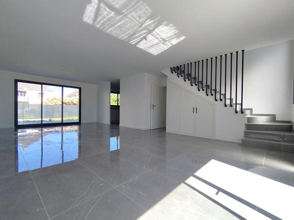 Maison La Ville Aux Dames neuve au bourg, proche commerces, écoles, Fil Bleu, Gare TGV