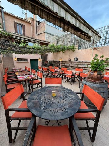 RARE À CAVAILLON – RESTAURANT AVEC FONDS DE COMMERCE, MURS COMMERCIAUX, TERRASSE ET APPARTEMENT INDÉPENDANT

À Cavaillon, découvrez cette opportunité exceptionnelle réunissant activité professionnelle et patrimoine immobilier. Cet ensemble, d'une surface totale d'environ 220 m², offre un fort potentiel de développement dans un secteur attractif.

Il se compose de :

✔️ Un restaurant entièrement équipé et prêt à l'exploitation
✔️ Une salle de restauration conviviale et accueillante
✔️ Une cuisine professionnelle fonctionnelle
✔️ Des réserves et espaces techniques
✔️ Une agréable terrasse, véritable atout pour accueillir la clientèle et développer l'activité durant la belle saison
✔️ Un appartement indépendant de 60 m², idéal pour loger les exploitants ou bénéficier d'un revenu locatif complémentaire

Bénéficiant d'un emplacement privilégié, cet établissement représente une belle opportunité pour un couple de professionnels souhaitant allier cadre de vie et activité, ou pour un investisseur désireux de se constituer un patrimoine tout en profitant d'un outil de travail immédiatement exploitable.

Les points forts :

Vente du fonds de commerce et des murs commerciaux
Restaurant clé en main
Terrasse appréciée de la clientèle
Appartement indépendant de 60 m²
Fort potentiel de développement
Emplacement recherché à Cavaillon

Dossier complet et informations financières disponibles sur demande.

Pour plus de renseignements ou pour organiser une visite :

Cindy Klein – BSK Immobilier
📞 06 14 18 08 37
✉️ c.klein@bskimmobilier.com