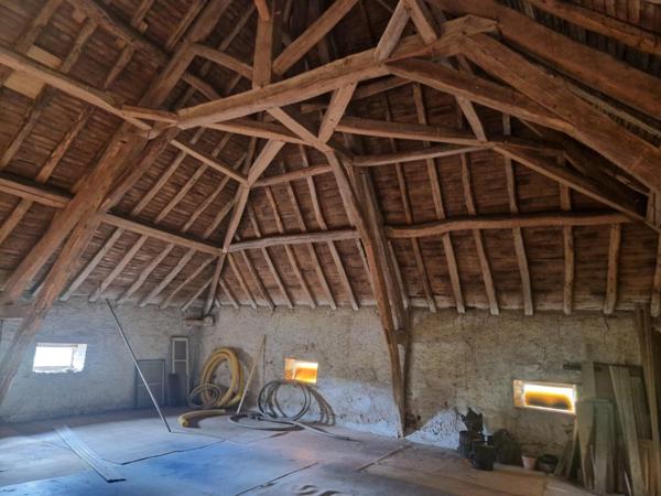 Magnifique longère économe sur 5000 M2. Granges