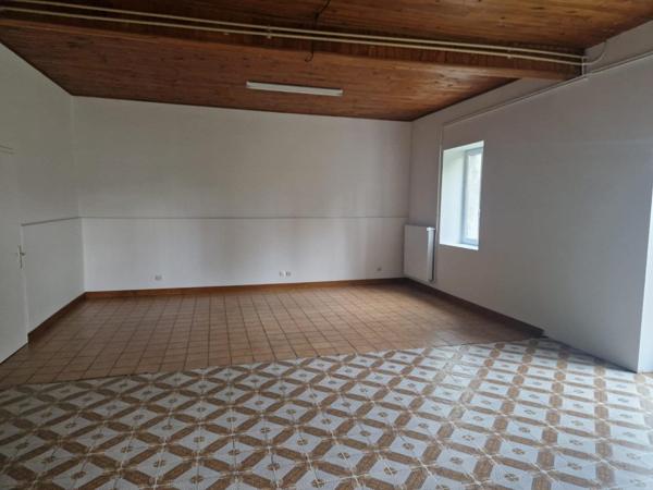 Magnifique longère économe sur 5000 M2. Granges