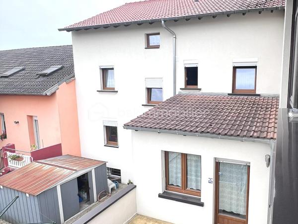 À Keskastel, seulement 15 km de Sarreguemines, découvrez cette grande maison mitoyenne d’un côté d’environ 273 m², offrant une configuration rare et polyvalente.

Idéale pour un projet familial, intergénérationnel ou un investissement locatif, elle se compose de 3 logements indépendants avec compteurs individualisés.

STUDIO INDÉPENDANT EN REZ-DE-CHAUSSÉE– 22 m²
Studio avec terrasse et plancher chauffant électrique.
Déjà loué 300 €/mois, soit 3 600 €/an de revenus locatifs dès l’acquisition.

F4 INDÉPENDANT EN REZ-DE-CHAUSSÉE – 86 m²
Salon/séjour, cuisine équipée avec accès terrasse et jardin, 2 chambres, salle d’eau et WC indépendant.
Chauffage gaz.
Potentiel locatif : 600 €/mois environ.

DUPLEX F7 À L’ÉTAGE – 165 m²
Vaste salon/séjour d’environ 45 m² donnant sur une véranda et une terrasse, cuisine équipée, 2 chambres et salle d’eau moderne.
Les combles aménagés offrent 5 pièces supplémentaires pouvant être utilisées comme chambres, bureaux ou salle de jeux.
Chauffage gaz + cheminée avec insert

LES PLUS
• Grand garage avec porte motorisée
• Sous-sol
• 3 compteurs individualisés
• Toiture, charpente et façade en excellent état
• Maison très bien entretenue et isolée
• Fenêtres double et triple vitrage
• Aucun gros travaux à prévoir

UN VÉRITABLE POTENTIEL
Le studio génère déjà 3 600 €/an et le F4 peut représenter environ 7 200 €/an supplémentaires, soit 10 800 €/an de revenus potentiels sur 2 logements, avec encore le duplex à valoriser selon votre projet.

Un bien rare par ses volumes, son état et sa polyvalence.
Keskastel – à 15 km de Sarreguemines

À découvrir rapidement !