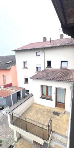 À Keskastel, seulement 15 km de Sarreguemines, découvrez cette grande maison mitoyenne d’un côté d’environ 273 m², offrant une configuration rare et polyvalente.

Idéale pour un projet familial, intergénérationnel ou un investissement locatif, elle se compose de 3 logements indépendants avec compteurs individualisés.

STUDIO INDÉPENDANT EN REZ-DE-CHAUSSÉE– 22 m²
Studio avec terrasse et plancher chauffant électrique.
Déjà loué 300 €/mois, soit 3 600 €/an de revenus locatifs dès l’acquisition.

F4 INDÉPENDANT EN REZ-DE-CHAUSSÉE – 86 m²
Salon/séjour, cuisine équipée avec accès terrasse et jardin, 2 chambres, salle d’eau et WC indépendant.
Chauffage gaz.
Potentiel locatif : 600 €/mois environ.

DUPLEX F7 À L’ÉTAGE – 165 m²
Vaste salon/séjour d’environ 45 m² donnant sur une véranda et une terrasse, cuisine équipée, 2 chambres et salle d’eau moderne.
Les combles aménagés offrent 5 pièces supplémentaires pouvant être utilisées comme chambres, bureaux ou salle de jeux.
Chauffage gaz + cheminée avec insert

LES PLUS
• Grand garage avec porte motorisée
• Sous-sol
• 3 compteurs individualisés
• Toiture, charpente et façade en excellent état
• Maison très bien entretenue et isolée
• Fenêtres double et triple vitrage
• Aucun gros travaux à prévoir

UN VÉRITABLE POTENTIEL
Le studio génère déjà 3 600 €/an et le F4 peut représenter environ 7 200 €/an supplémentaires, soit 10 800 €/an de revenus potentiels sur 2 logements, avec encore le duplex à valoriser selon votre projet.

Un bien rare par ses volumes, son état et sa polyvalence.
Keskastel – à 15 km de Sarreguemines

À découvrir rapidement !