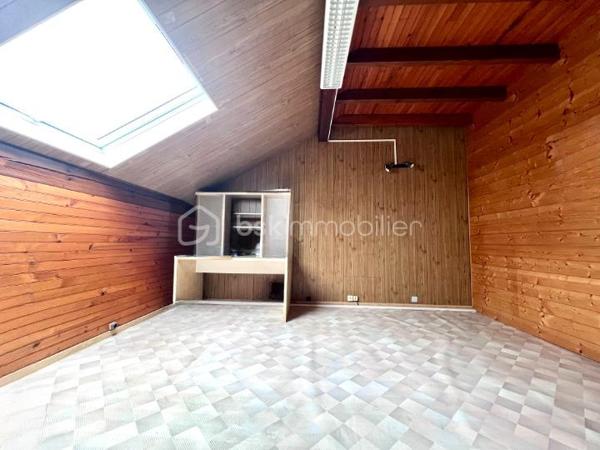 À Keskastel, seulement 15 km de Sarreguemines, découvrez cette grande maison mitoyenne d’un côté d’environ 273 m², offrant une configuration rare et polyvalente.

Idéale pour un projet familial, intergénérationnel ou un investissement locatif, elle se compose de 3 logements indépendants avec compteurs individualisés.

STUDIO INDÉPENDANT EN REZ-DE-CHAUSSÉE– 22 m²
Studio avec terrasse et plancher chauffant électrique.
Déjà loué 300 €/mois, soit 3 600 €/an de revenus locatifs dès l’acquisition.

F4 INDÉPENDANT EN REZ-DE-CHAUSSÉE – 86 m²
Salon/séjour, cuisine équipée avec accès terrasse et jardin, 2 chambres, salle d’eau et WC indépendant.
Chauffage gaz.
Potentiel locatif : 600 €/mois environ.

DUPLEX F7 À L’ÉTAGE – 165 m²
Vaste salon/séjour d’environ 45 m² donnant sur une véranda et une terrasse, cuisine équipée, 2 chambres et salle d’eau moderne.
Les combles aménagés offrent 5 pièces supplémentaires pouvant être utilisées comme chambres, bureaux ou salle de jeux.
Chauffage gaz + cheminée avec insert

LES PLUS
• Grand garage avec porte motorisée
• Sous-sol
• 3 compteurs individualisés
• Toiture, charpente et façade en excellent état
• Maison très bien entretenue et isolée
• Fenêtres double et triple vitrage
• Aucun gros travaux à prévoir

UN VÉRITABLE POTENTIEL
Le studio génère déjà 3 600 €/an et le F4 peut représenter environ 7 200 €/an supplémentaires, soit 10 800 €/an de revenus potentiels sur 2 logements, avec encore le duplex à valoriser selon votre projet.

Un bien rare par ses volumes, son état et sa polyvalence.
Keskastel – à 15 km de Sarreguemines

À découvrir rapidement !