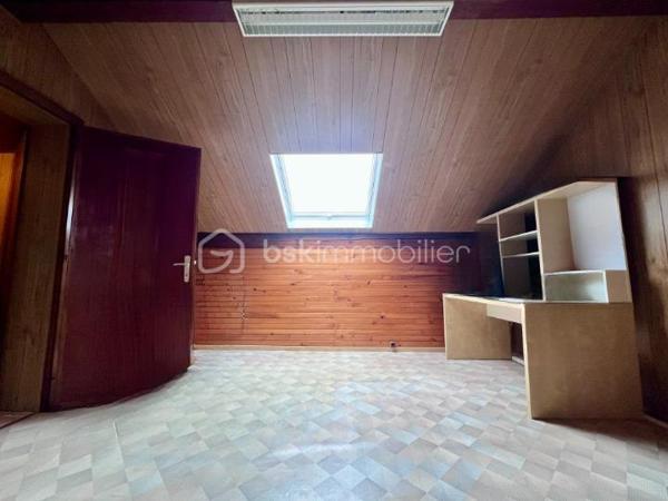 À Keskastel, seulement 15 km de Sarreguemines, découvrez cette grande maison mitoyenne d’un côté d’environ 273 m², offrant une configuration rare et polyvalente.

Idéale pour un projet familial, intergénérationnel ou un investissement locatif, elle se compose de 3 logements indépendants avec compteurs individualisés.

STUDIO INDÉPENDANT EN REZ-DE-CHAUSSÉE– 22 m²
Studio avec terrasse et plancher chauffant électrique.
Déjà loué 300 €/mois, soit 3 600 €/an de revenus locatifs dès l’acquisition.

F4 INDÉPENDANT EN REZ-DE-CHAUSSÉE – 86 m²
Salon/séjour, cuisine équipée avec accès terrasse et jardin, 2 chambres, salle d’eau et WC indépendant.
Chauffage gaz.
Potentiel locatif : 600 €/mois environ.

DUPLEX F7 À L’ÉTAGE – 165 m²
Vaste salon/séjour d’environ 45 m² donnant sur une véranda et une terrasse, cuisine équipée, 2 chambres et salle d’eau moderne.
Les combles aménagés offrent 5 pièces supplémentaires pouvant être utilisées comme chambres, bureaux ou salle de jeux.
Chauffage gaz + cheminée avec insert

LES PLUS
• Grand garage avec porte motorisée
• Sous-sol
• 3 compteurs individualisés
• Toiture, charpente et façade en excellent état
• Maison très bien entretenue et isolée
• Fenêtres double et triple vitrage
• Aucun gros travaux à prévoir

UN VÉRITABLE POTENTIEL
Le studio génère déjà 3 600 €/an et le F4 peut représenter environ 7 200 €/an supplémentaires, soit 10 800 €/an de revenus potentiels sur 2 logements, avec encore le duplex à valoriser selon votre projet.

Un bien rare par ses volumes, son état et sa polyvalence.
Keskastel – à 15 km de Sarreguemines

À découvrir rapidement !
