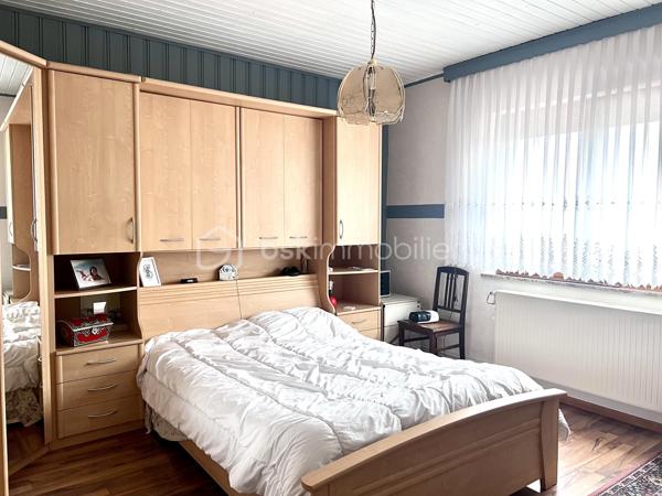 À Keskastel, seulement 15 km de Sarreguemines, découvrez cette grande maison mitoyenne d’un côté d’environ 273 m², offrant une configuration rare et polyvalente.

Idéale pour un projet familial, intergénérationnel ou un investissement locatif, elle se compose de 3 logements indépendants avec compteurs individualisés.

STUDIO INDÉPENDANT EN REZ-DE-CHAUSSÉE– 22 m²
Studio avec terrasse et plancher chauffant électrique.
Déjà loué 300 €/mois, soit 3 600 €/an de revenus locatifs dès l’acquisition.

F4 INDÉPENDANT EN REZ-DE-CHAUSSÉE – 86 m²
Salon/séjour, cuisine équipée avec accès terrasse et jardin, 2 chambres, salle d’eau et WC indépendant.
Chauffage gaz.
Potentiel locatif : 600 €/mois environ.

DUPLEX F7 À L’ÉTAGE – 165 m²
Vaste salon/séjour d’environ 45 m² donnant sur une véranda et une terrasse, cuisine équipée, 2 chambres et salle d’eau moderne.
Les combles aménagés offrent 5 pièces supplémentaires pouvant être utilisées comme chambres, bureaux ou salle de jeux.
Chauffage gaz + cheminée avec insert

LES PLUS
• Grand garage avec porte motorisée
• Sous-sol
• 3 compteurs individualisés
• Toiture, charpente et façade en excellent état
• Maison très bien entretenue et isolée
• Fenêtres double et triple vitrage
• Aucun gros travaux à prévoir

UN VÉRITABLE POTENTIEL
Le studio génère déjà 3 600 €/an et le F4 peut représenter environ 7 200 €/an supplémentaires, soit 10 800 €/an de revenus potentiels sur 2 logements, avec encore le duplex à valoriser selon votre projet.

Un bien rare par ses volumes, son état et sa polyvalence.
Keskastel – à 15 km de Sarreguemines

À découvrir rapidement !