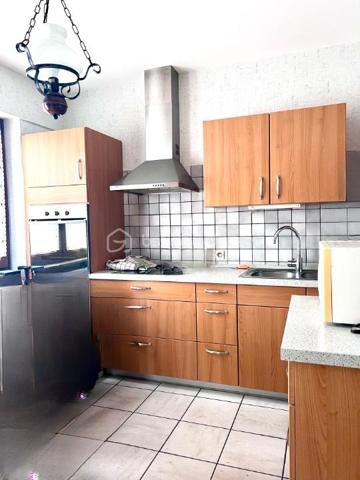 À Keskastel, seulement 15 km de Sarreguemines, découvrez cette grande maison mitoyenne d’un côté d’environ 273 m², offrant une configuration rare et polyvalente.

Idéale pour un projet familial, intergénérationnel ou un investissement locatif, elle se compose de 3 logements indépendants avec compteurs individualisés.

STUDIO INDÉPENDANT EN REZ-DE-CHAUSSÉE– 22 m²
Studio avec terrasse et plancher chauffant électrique.
Déjà loué 300 €/mois, soit 3 600 €/an de revenus locatifs dès l’acquisition.

F4 INDÉPENDANT EN REZ-DE-CHAUSSÉE – 86 m²
Salon/séjour, cuisine équipée avec accès terrasse et jardin, 2 chambres, salle d’eau et WC indépendant.
Chauffage gaz.
Potentiel locatif : 600 €/mois environ.

DUPLEX F7 À L’ÉTAGE – 165 m²
Vaste salon/séjour d’environ 45 m² donnant sur une véranda et une terrasse, cuisine équipée, 2 chambres et salle d’eau moderne.
Les combles aménagés offrent 5 pièces supplémentaires pouvant être utilisées comme chambres, bureaux ou salle de jeux.
Chauffage gaz + cheminée avec insert

LES PLUS
• Grand garage avec porte motorisée
• Sous-sol
• 3 compteurs individualisés
• Toiture, charpente et façade en excellent état
• Maison très bien entretenue et isolée
• Fenêtres double et triple vitrage
• Aucun gros travaux à prévoir

UN VÉRITABLE POTENTIEL
Le studio génère déjà 3 600 €/an et le F4 peut représenter environ 7 200 €/an supplémentaires, soit 10 800 €/an de revenus potentiels sur 2 logements, avec encore le duplex à valoriser selon votre projet.

Un bien rare par ses volumes, son état et sa polyvalence.
Keskastel – à 15 km de Sarreguemines

À découvrir rapidement !
