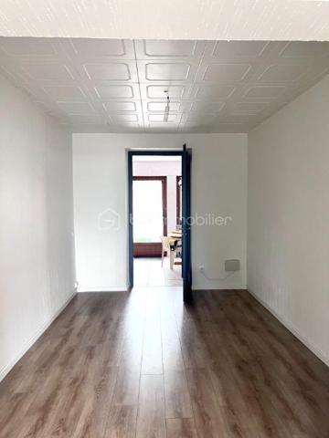 À Keskastel, seulement 15 km de Sarreguemines, découvrez cette grande maison mitoyenne d’un côté d’environ 273 m², offrant une configuration rare et polyvalente.

Idéale pour un projet familial, intergénérationnel ou un investissement locatif, elle se compose de 3 logements indépendants avec compteurs individualisés.

STUDIO INDÉPENDANT EN REZ-DE-CHAUSSÉE– 22 m²
Studio avec terrasse et plancher chauffant électrique.
Déjà loué 300 €/mois, soit 3 600 €/an de revenus locatifs dès l’acquisition.

F4 INDÉPENDANT EN REZ-DE-CHAUSSÉE – 86 m²
Salon/séjour, cuisine équipée avec accès terrasse et jardin, 2 chambres, salle d’eau et WC indépendant.
Chauffage gaz.
Potentiel locatif : 600 €/mois environ.

DUPLEX F7 À L’ÉTAGE – 165 m²
Vaste salon/séjour d’environ 45 m² donnant sur une véranda et une terrasse, cuisine équipée, 2 chambres et salle d’eau moderne.
Les combles aménagés offrent 5 pièces supplémentaires pouvant être utilisées comme chambres, bureaux ou salle de jeux.
Chauffage gaz + cheminée avec insert

LES PLUS
• Grand garage avec porte motorisée
• Sous-sol
• 3 compteurs individualisés
• Toiture, charpente et façade en excellent état
• Maison très bien entretenue et isolée
• Fenêtres double et triple vitrage
• Aucun gros travaux à prévoir

UN VÉRITABLE POTENTIEL
Le studio génère déjà 3 600 €/an et le F4 peut représenter environ 7 200 €/an supplémentaires, soit 10 800 €/an de revenus potentiels sur 2 logements, avec encore le duplex à valoriser selon votre projet.

Un bien rare par ses volumes, son état et sa polyvalence.
Keskastel – à 15 km de Sarreguemines

À découvrir rapidement !